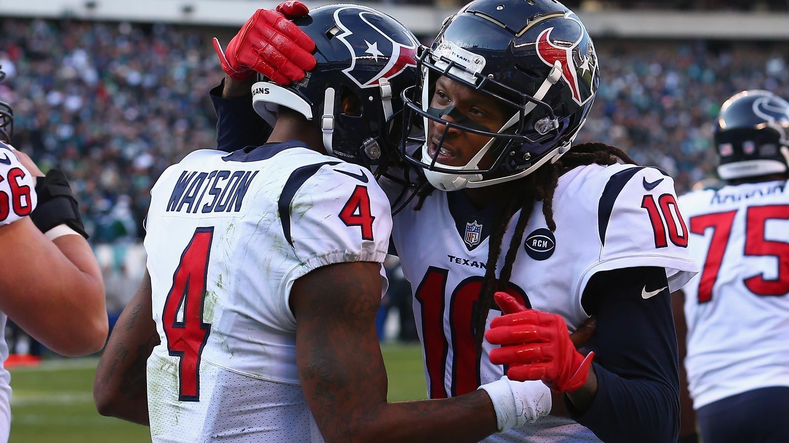 
                <strong>Cleveland Browns</strong><br>
                Kommt es zur spektakulären Wiedervereinigung von DeAndre Hopkins und Deshaun Watson? Beide kennen und schätzen sich aus gemeinsamen Zeiten bei den Houston Texans. Browns-Quarterback Watson könnte seinem ehemaligen Kollegen zu einem neuen Job verhelfen. Laut Ari Meirov, der in den USA für "The 33rd Team" über die NFL berichtet, hat Watson mehreren Reportern erzählt, dass er schon Kontakt mit Hopkins aufgenommen hat. Demnach wolle er Hopkins "natürlich" zu den Browns holen, überlasse dies aber Clevelands General Manager Andrew Berry.  
              