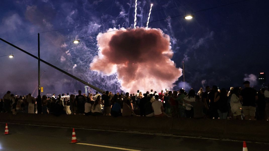 Ein Feuerwerkskörper explodiert in zu niedriger Höhe über Zuschauen beim Abschlussfeuerwerk der Rheinkirmes.