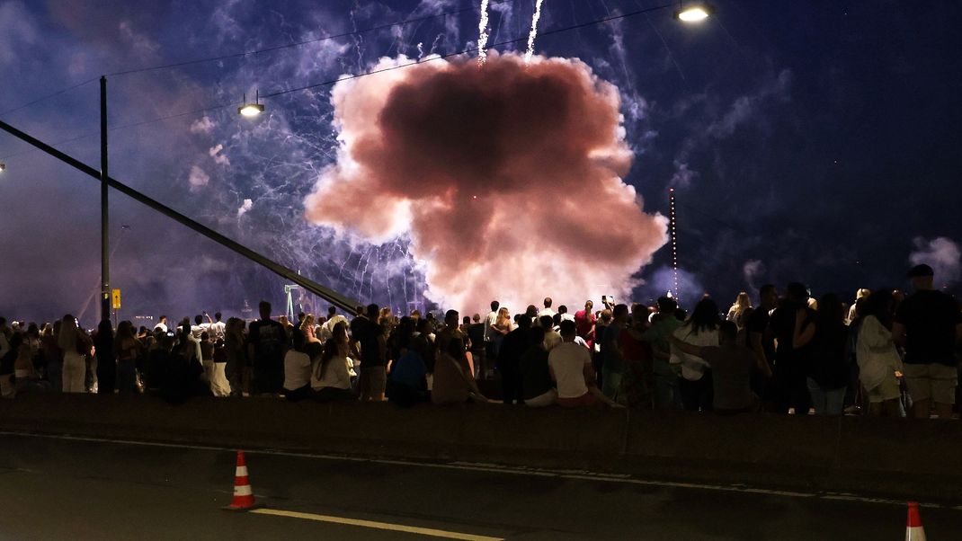 Ein Feuerwerkskörper explodiert in zu niedriger Höhe über Zuschauen beim Abschlussfeuerwerk der Rheinkirmes.