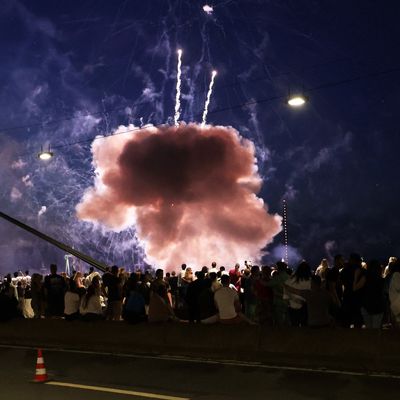 Ein Feuerwerkskörper explodiert in zu niedriger Höhe über Zuschauen beim Abschlussfeuerwerk der Rheinkirmes.