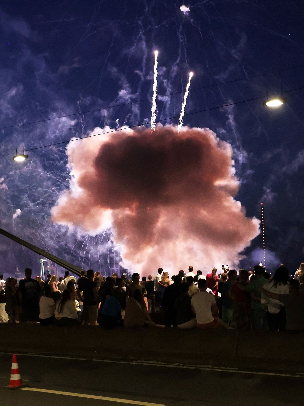 Ein Feuerwerkskörper explodiert in zu niedriger Höhe über Zuschauen beim Abschlussfeuerwerk der Rheinkirmes.