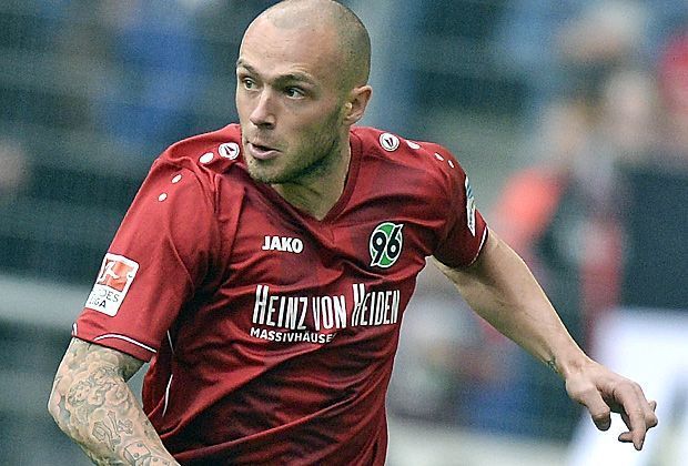 
                <strong>Christian Pander (Hannover 96)</strong><br>
                Für die Niedersachsen wird der Linksverteidiger kein Spiel mehr absolvieren, der 31-Jährige fällt derzeit mit einer Innenbandzerrung im Knie für unbestimmte Zeit aus. Wie es weitergeht, ist noch offen. Pander könne sich einen Wechsel in die USA vorstellen, sofern die Gesundheit mitspiele.
              