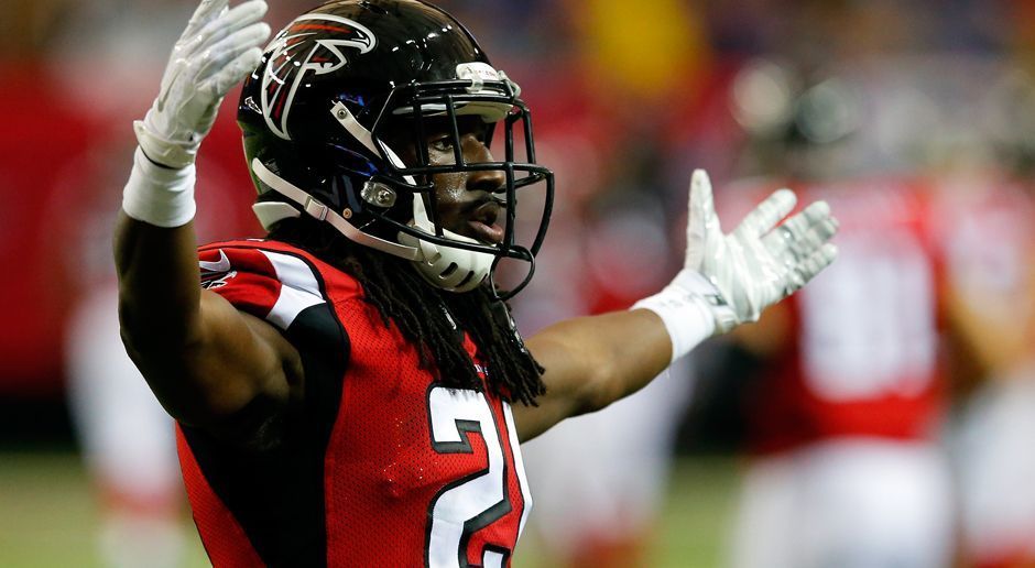 
                <strong>Desmond Trufant (Atlanta Falcons, Cornerback)</strong><br>
                Desmond Trufant: Während die Offensive der Atlanta Falcons durch die Liga pflügt, ist die Defensive bislang das Sorgenkind. Und nun auch noch das: Pro Bowler Desmond Trufant wird laut "NFL.com" auf die Injured Reserve List gesetzt. Das Saisonaus für den Cornerback! Der Erstrundenpick von 2013 muss wegen einer Verletzung am Brustkorb, die er sich am 9. Spieltag zuzog, operiert werden und kommt in dieser Saison nicht mehr zurück. Nun wollen sich die Falcons angeblich um Ersatz bemühen.
              