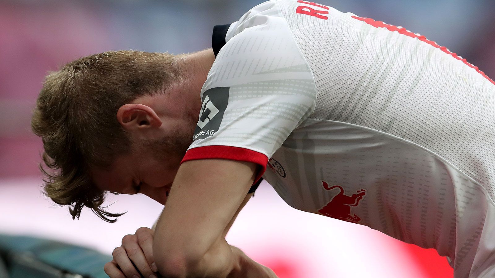 
                <strong>RB Leipzig (3. Platz, 54 Punkte)</strong><br>
                Die Leipziger geraten häufig in Rückstand und spielen zu oft Unentschieden. Die Coronapause übergreifend endeten vier der letzten fünf Spiele remis. Insgesamt teilten die Leipziger schon zehnmal die Punkte, zu häufig für einen Champions-League-Anwärter. In den nächsten Spielen beim 1. FC Köln (A), gegen den SC Paderborn (H) und in Hoffenheim (A) muss RB wieder voll punkten, sonst wird es eng für die Königsklasse.
              