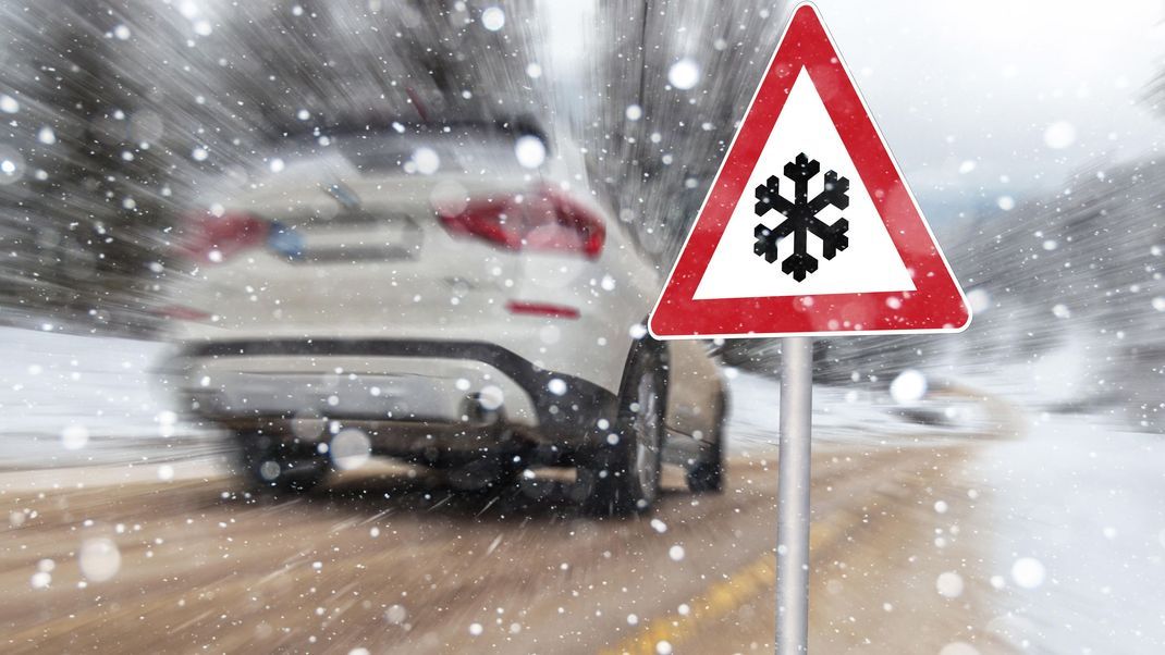 In Deutschland gibt es keine generelle Winterreifen-Pflicht. Aber ab Oktober dürfen nicht mehr alle Reifen bei winterlichen Straßenverhältnissen gefahren werden.