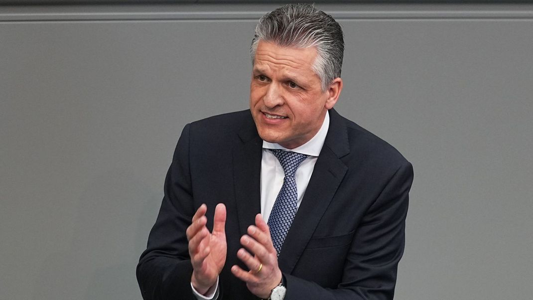 Die Bundesregierung beharrt darauf, dass sich Russland vor Friedensverhandlungen zur Beendigung des Krieges mit der Ukraine erst zu einer Waffenruhe bereiterklären müsse.