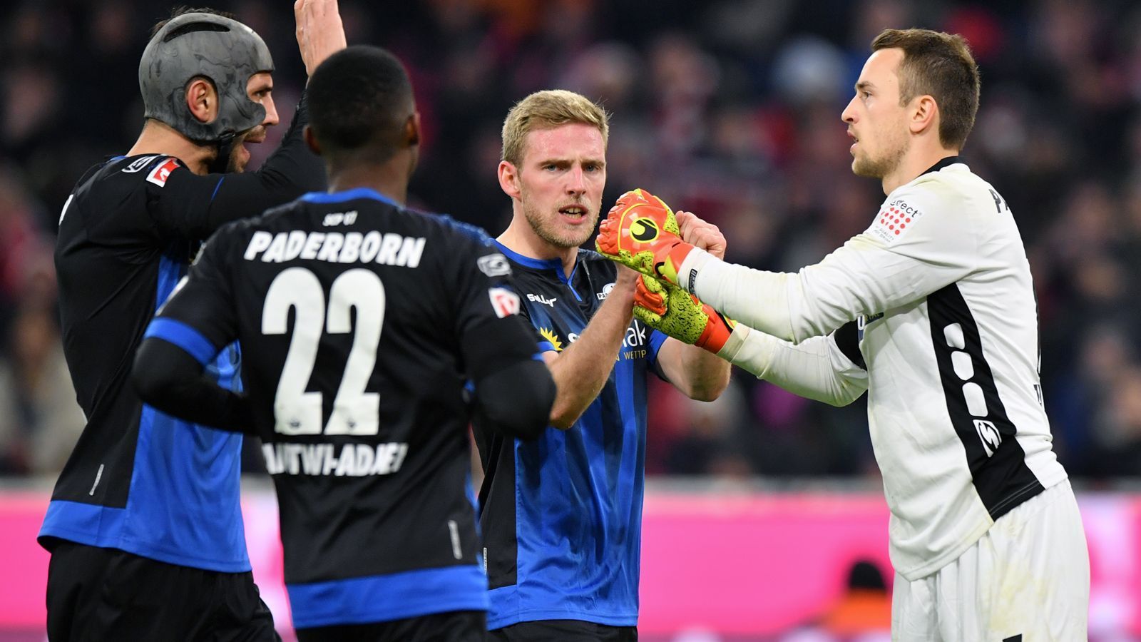 
                <strong>Platz 18: SC Paderborn</strong><br>
                 - 16 Punkte - 30:54 Tore - Torverhältnis: -24 - Restprogramm: Düsseldorf (A), Hoffenheim (H), Augsburg (A), Dortmund (H), Leipzig (A), Bremen (H), Union Berlin (A), Gladbach (H), Frankfurt (A) - Verletzte: Streli Mamba (Sehnenanriss) - Sperren: keine - Sperre droht: Sven Michel, Abdelhamid Sabiri, Streli Mamba (jeweils vier Gelbe Karten)
              