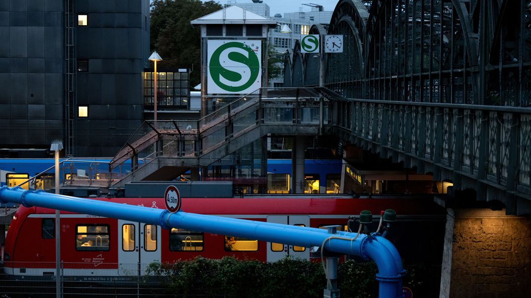 Eine S-Bahn steht an der Hackerbrücke.
