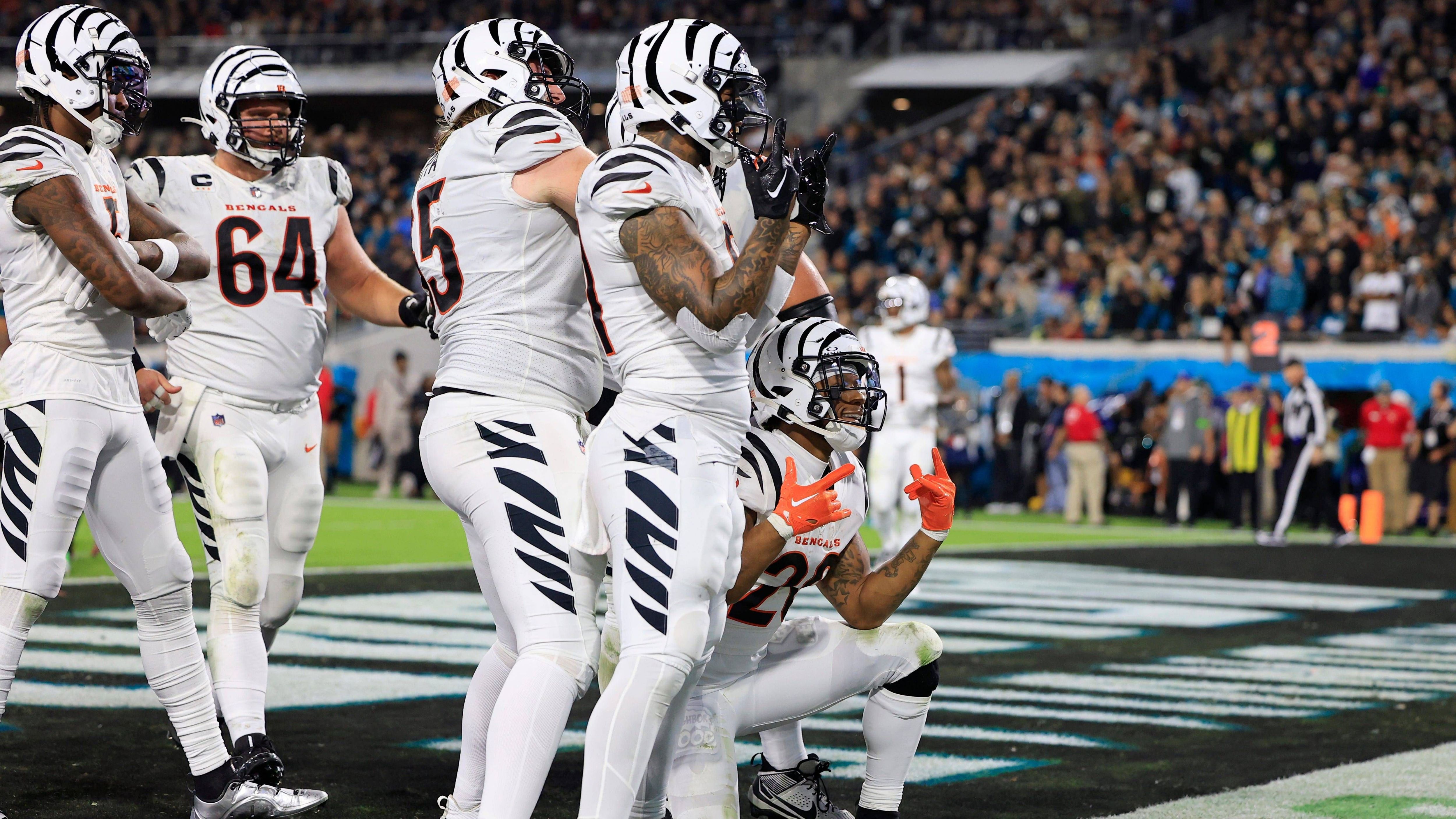 <strong>Jacksonville Jaguars 6:30 Cincinnati Bengals</strong><br>Beide Teams starteten mit einem Auftaktsieg in die Saison, die Jaguars allerdings deutlich überzeugender als Joe Burrows Bengals. Im zweiten Spiel lassen die Bengals – vor allem Burrow im Zusammenspiel mit Ja’Marr Chase – aber die Muskeln spielen und fahren einen Blowout-Sieg ein. Travis Hunter, der mehr Defensive Snaps bekommen sollte, wirkt heillos überfordert.