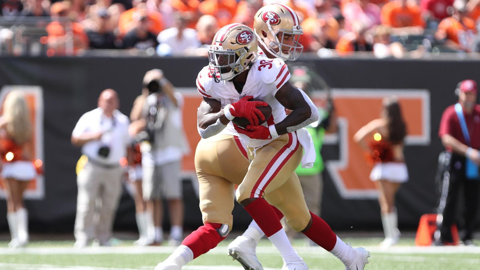 
                <strong>Rushing Offense: San Francisco 49ers </strong><br>
                Die San Francisco 49ers haben einen glänzenden Saisonstart erwischt und den zweiten Sieg in der zweiten Spielwoche eingefahren. Am vergangenen Wochenende wurden die Cincinnati Bengals deutlich mit 41:17 geschlagen. Zwei der fünf Touchdowns kamen dabei von der Rushing Offense, genauer von Jeff Wilson Jr., der zwar "nur" auf 34 Rushing Yards kam, aber für das Scoring zuständig war. Die Kollegen Matt Breida (121 Rushing Yards) und Raheem Mostert (83 Rushing Yards) sorgten für den Raumgewinn und insgesamt 259 Rushing Yards der Offense. Gesamtpunktzahl: 37
              