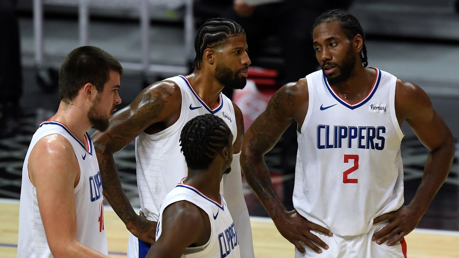 
                <strong>Platz 4 - Los Angeles Clippers</strong><br>
                Die Clippers stehen auf der Liste der Enttäuschungen in der letzten Saison sehr weit oben. Mit Vorjahres-Champion Kawhi Leonard und Scoring-Maschine Paul George, der allerdings in einem tiefen Leistungsloch steckte, ging es bereits in den Conference Semifinals gegen die Nuggets raus - trotz 3:1-Führung in der Serie. In der Offseason ging dann noch Montrezl Harrell zum Stadtrivalen, den Lakers. Dafür kam mit Serge Ibaka einer, der für noch mehr Power unter dem Korb sorgen kann. In diesem Jahr muss es besser laufen, sonst droht die Star-Connection auseinanderzubrechen.
              