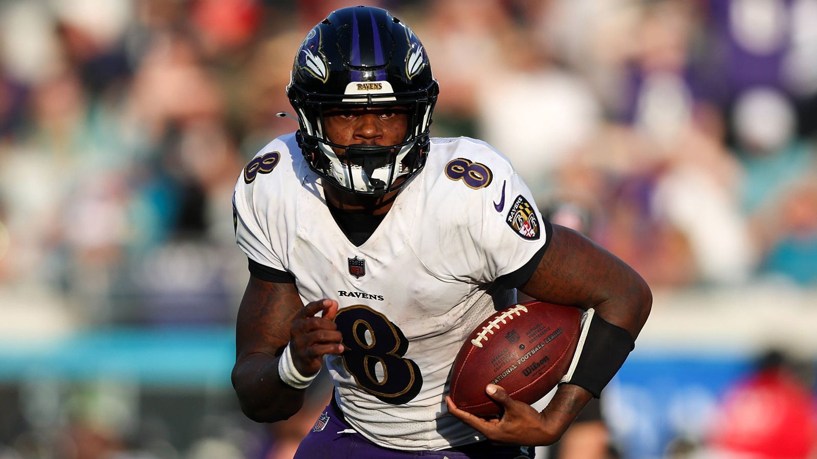 
                <strong>Lamar Jackson (Baltimore Ravens)</strong><br>
                NFL-Insider Ian Rapoport berichtete zuletzt, dass Lamar Jackson in der Offseason den Franchise Tag von den Baltimore Ravens bekommen würde. Somit würde der Quarterback mindestens ein weiteres Jahr bei der Franchise bleiben und 32.416.000 US-Dollar verdienen. Eine "normale" Vertragsverlängerung scheiterte vor und während der vergangenen Saison, weil Jackson jegliche Angebote der Ravens ablehnte. Sollte sich in der Offseason abzeichnen, dass beide Parteien bei ihren Vorstellungen zu weit auseinander liegen, soll sogar ein Trade des MVP von 2019 im Bereich des Möglichen liegen.
              