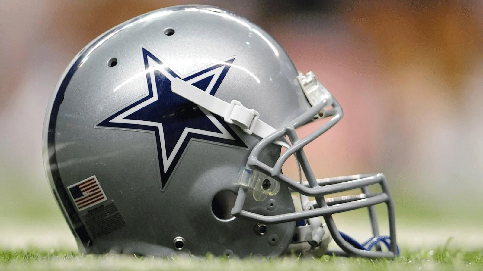 
                <strong>Dallas Cowboys</strong><br>
                Zunächst sollte die Franchise "Dallas Steels" heißen, doch Geschäftsführer Tex E. Schramm hatte Angst, durch die Namenswahl Steel (deutsche Übesetzung: junger Ochse) veräppelt zu werden. "Der Name gefiel uns, doch jungen Ochsen wird oft auf die Eier gehauen. Und wer will schon 'kastrierter Bulle' heißen?", so Schramm damals. Danach stand der Name "Dallas Rangers" im Raum, allerdings existierte in der Gründungszeit im Jahre 1960 eine Baseball-Mannschaft mit gleichem Namen. Um nicht zwei Sportteams mit dem gleichen Namen zu haben, wurde die Football-Mannschaft umbenannt. Weil die Viehzucht in Texas und teilweise auch in Dallas einen hohen Stellenwert einnahm, lag der Name "Cowboys" nahe.
              