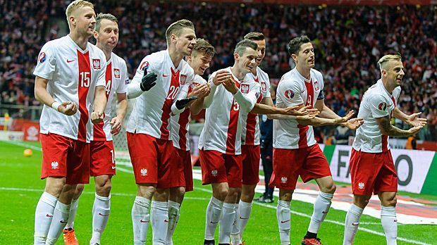 
                <strong>Polen</strong><br>
                Polen: Robert Lewandowski (2.v.re.) und Co. sind obenauf. Im entscheidenden Gruppenspiel gegen Irland setzt sich der zweimalige WM-Dritte mit 2:1 durch und verteidigt damit Platz zwei vor den "Boys in Green". Polen fährt zum dritten Mal nacheinander zu einer EM.
              