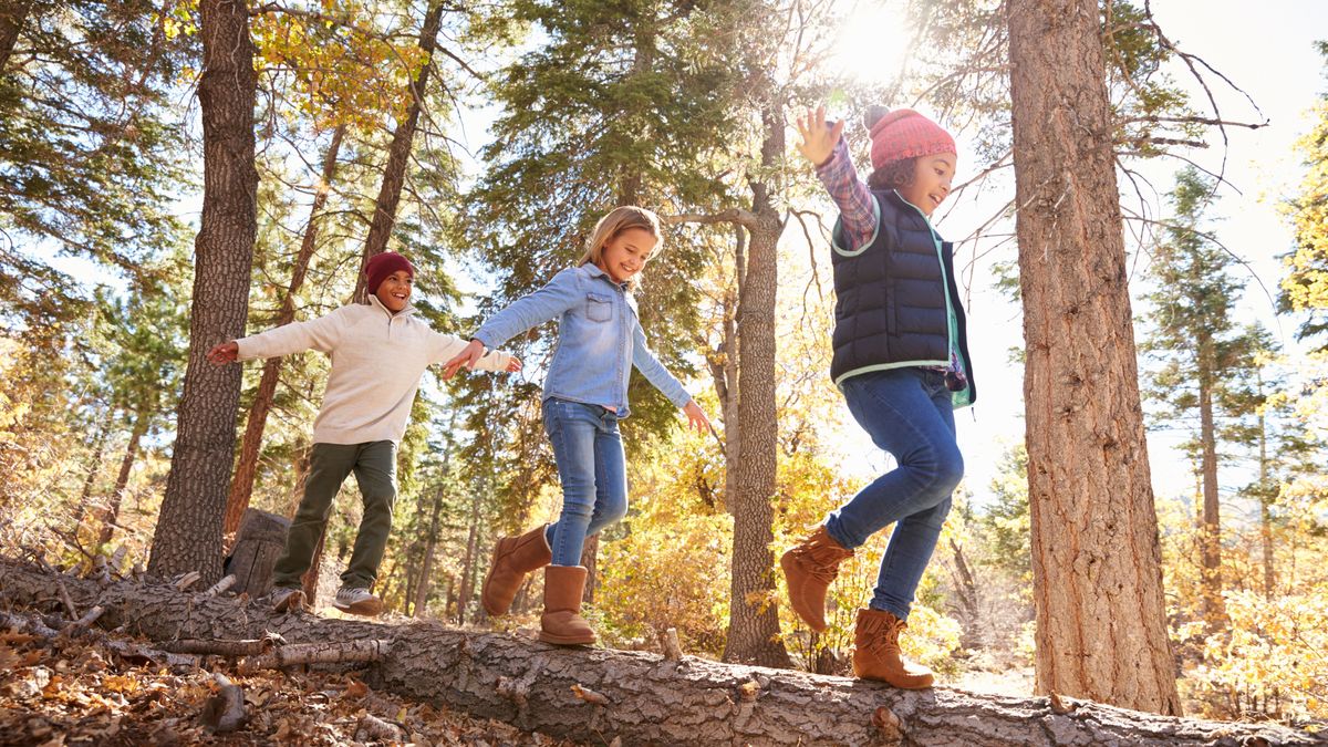 Wandern ist ein Abenteuer: Damit die Frage "Wann sind wir da?" gar nicht erst aufkommt, haben wie ein paar Ideen, wie Kindern der Ausflug noch mehr Spaß macht!