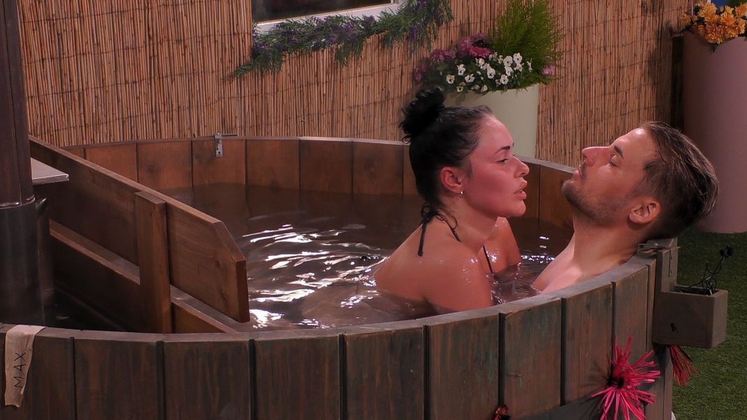 Tag 51 bei "Big Brother": Frauke und Marcus im Hot Tub