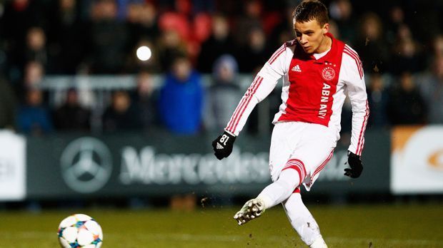 
                <strong>Robert Muric</strong><br>
                Mit seinen 19 Jahren ist Robert Muric einer der Hoffnungsträger des kroatischen Fußballs. Der Stürmer wechselte vergangenen Sommer für 250.000 zu Ajax Amsterdam. Dort erzielt er in der vergangenen Saison vier Tore in 17 Spielen.
              