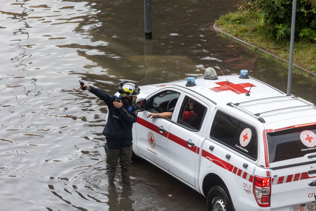 Italien, Mailand: Einsatzkräfte sprechen am Ort einer überschwemmten Straße, nach einem Unwetter. (Archivbild)