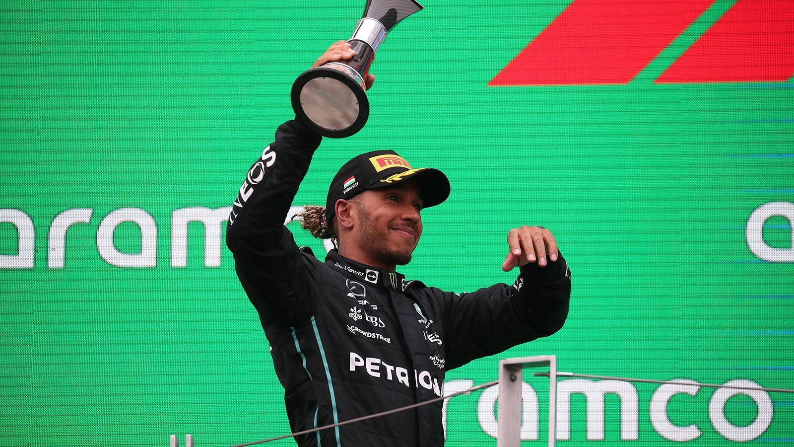 
                <strong>Gewinner: Lewis Hamilton </strong><br>
                ... mit etwas Glück hätte Lewis Hamilton auch einen Sieg in Ungarn feiern können. Der siebenmalige Weltmeister, der aufgrund von Problemen mit dem DRS nur von Platz sieben ins Rennen gegangen war, zeigte in Budapest eine beherzte Aufholjagd und stand zum fünften Mal in Folge auf dem Podest. Auch in der Fahrerwertung sieht es für den Briten immer besser aus. Nachdem er zu Beginn der Saison von Neu-Teamkollege George Russell in den Schatten gestellt wurde, gehören die letzten Rennen dem "Altmeister". In den letzten fünf Rennen kam Hamilton jeweils vor Russell ins Ziel und liegt nun nur noch zwölf Punkte hinter dem Youngster.
              