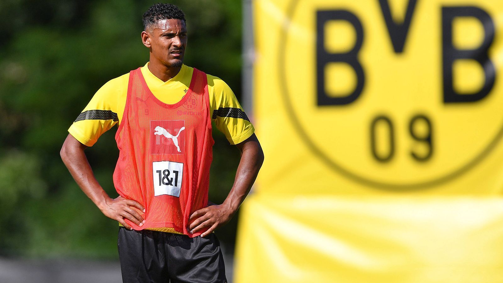 
                <strong>Sebastien Haller (Borussia Dortmund)</strong><br>
                Bei Dortmunds Neuzugang Sebastien Haller haben sich die schlimmsten Befürchtungen bewahrheitet. Beim Stürmer wurde während der Saisonvorbereitung Hodenkrebs diagnostiziert. "Er ist in der letzten Woche erfolgreich operiert worden. Er wird definitiv ein paar Monate ausfallen", sagte Sportdirektor Sebastian Kehl Ende Juli. Damit muss der Ivorer nun erst einmal warten, bis er sein Pflichtspiel-Debüt für die Borussia feiern darf. Die Dortmunder verpflichteten den 28-Jährigen im Sommer 2022 für kolportierte 31 Millionen Euro Ablöse als Nachfolger für Erling Haaland von Ajax Amsterdam. 
              