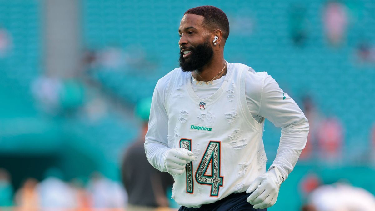 NFL, American Football Herren, USA New England Patriots at Miami Dolphins Nov 24, 2024; Miami Gardens, Florida, USA; Miami Dolphins wide receiver Odell Beckham Jr. (3) runs on the field before the ...