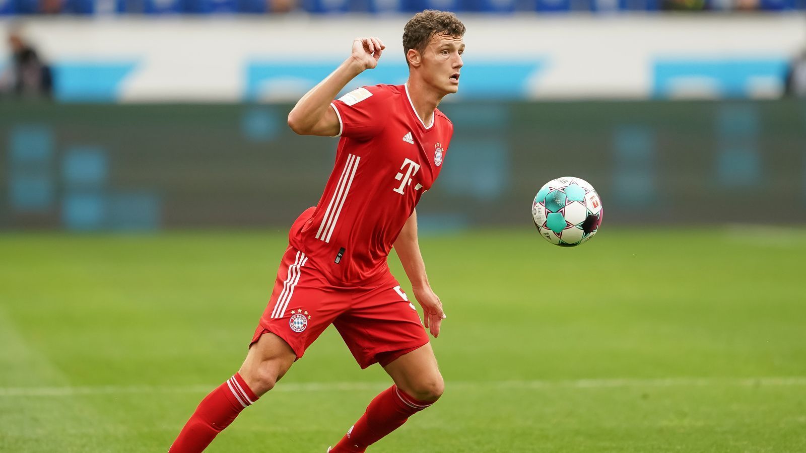 
                <strong>Benjamin Pavard</strong><br>
                Über die rechte Seite fehlt den Münchnern insgesamt die offensive Entlastung. Hier kommt zu wenig über den Franzosen als Unterstützung für Vordermann Müller. Leistet sich ohne Not den folgenschweren Ballverlust vor dem 1:2 (39.), der Dortmund völlig unnötigerweise zurück in die Partie bringt. Kann sich dann bei Schlussmann Neuer für dessen Monsterparade bedanken, als er vor der Großchance von Haaland im Mittelkreis erneut den Ball verliert. Verlässt für Youngster Richards vorzeitig den Platz (76.). ran-Note: 
              