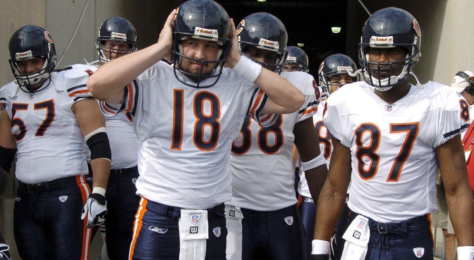 
                <strong>Chicago Bears 2005: Verbesserung um 6 Siege</strong><br>
                Ein Jahr später gelang dieses Kunststück auch den Bears. Head Coach Lovie Smith war vor der Saison 2004 verpflichtet worden und beendete sie mit einer Bilanz von 5-11. In der Spielzeit 2005 schätzten viele Experten die Bears als eines der schwächsten Teams der Liga ein. Doch Chicago spielte vor allem aufgrund seiner starken Defense groß auf. Am Ende gewannen sie die NFC North mit elf Siegen und fünf Niederlagen, scheiterten in den Divisional Playoffs aber an den Panthers. Lovie Smith wurde zum Trainer der Saison gewählt.
              