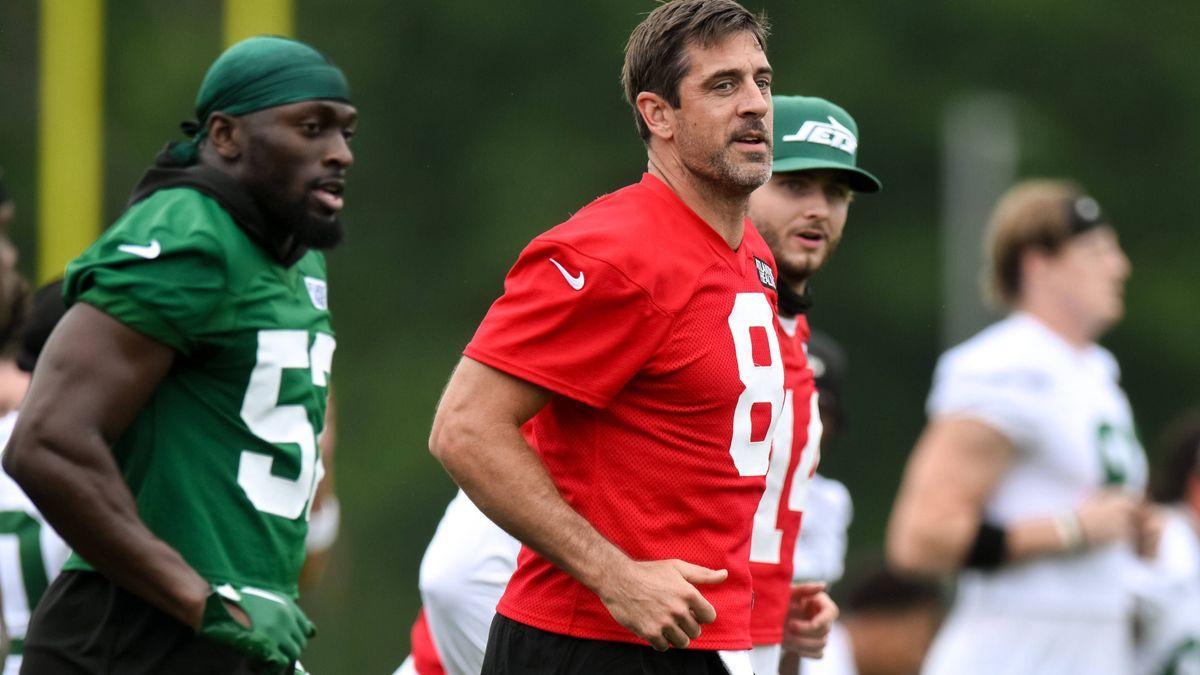 NFL, American Football Herren, USA New York Jets Training Camp Jul 25, 2024; Florham Park, NJ, USA; New York Jets quarterback Aaron Rodgers (8) warms up during training camp at Atlantic Health Jets...