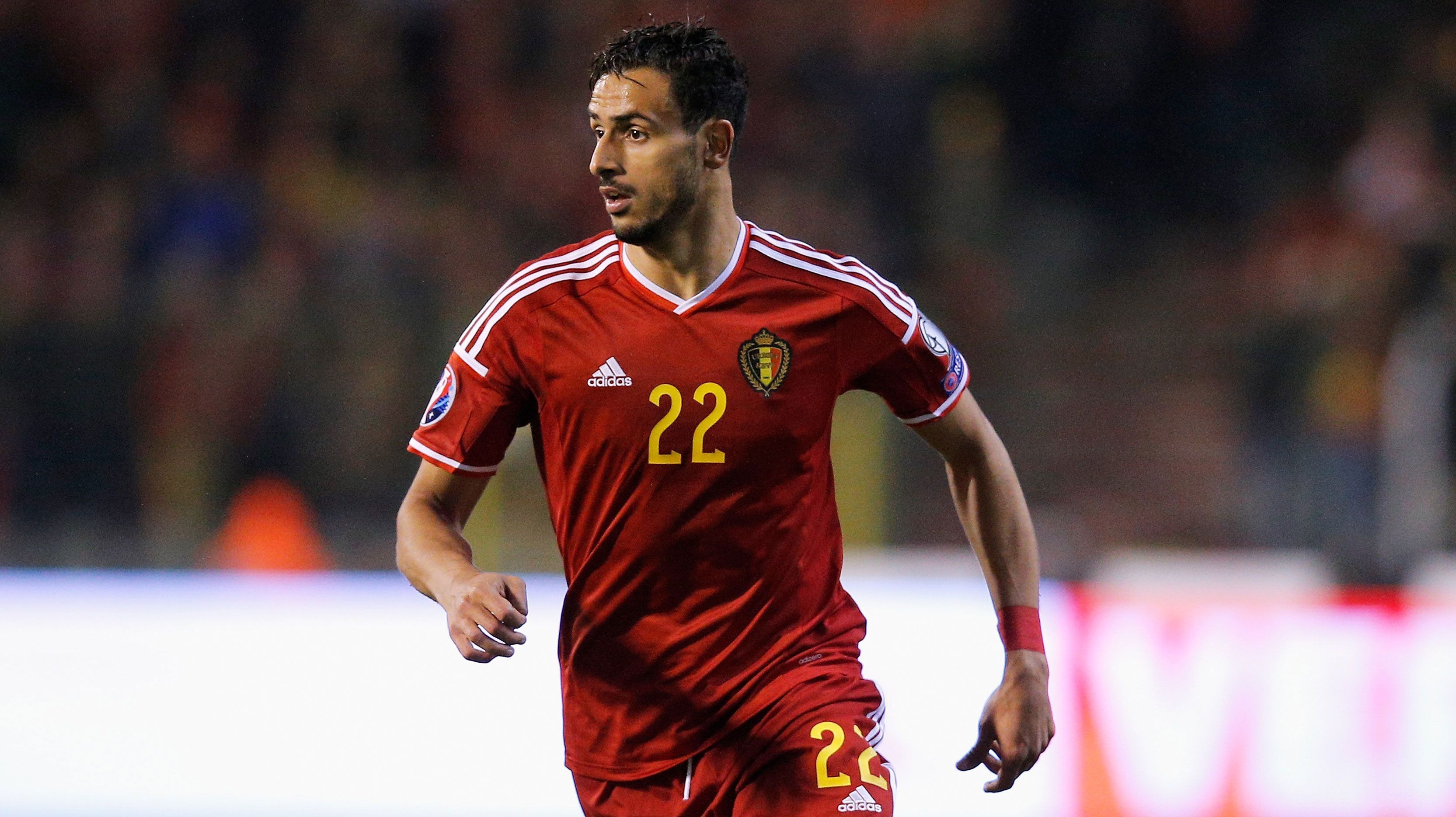 
                <strong>Nacer Chadli</strong><br>
                Im November 2010 kam Nacer Chadli im Freundschaftsspiel der Marokkaner gegen Nordirland zum Einsatz. 90 Minuten lang trug er das marokkanische Nationaltrikot - danach nie wieder. Knapp drei Monate später lief der gebürtige Belgier für sein Heimatland auf. Der Wechsel zahlte sich aus: 2014 fuhr er mit Belgien zur Weltmeisterschaft.
              