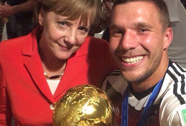 
                <strong>Lukas Podolski</strong><br>
                Auch Lukas Podolski hat sich ein Foto mit Angela Merkel nicht entgehen lassen.
              