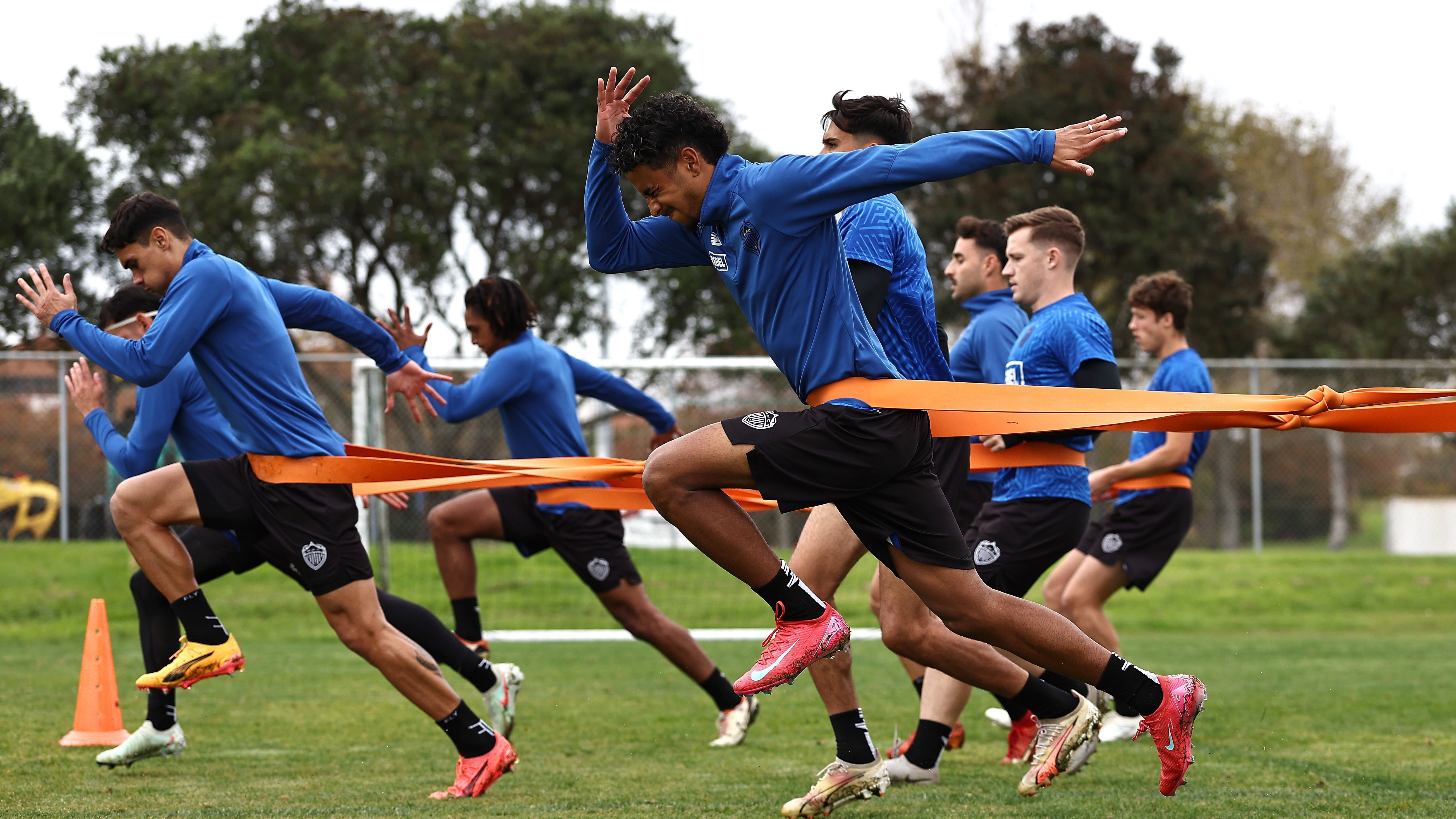 <strong>Auckland City, Ulsan HD, Mamelodi Sundowns</strong><br>Wir kürzen an der Stelle ab. Mit Auckland City (Neuseeland), Ulsan (Südkorea), Mamelodi Sundowns (Südafrika) freuen sich exotische Mannschaften auf die Klub-WM. Doch wirkliche Stars finden sich hier nicht. Aber vielleicht machen sie sich ja bei dem Turnier einen Namen.<br><em><strong>SAT.1 und Joyn zeigen alle Spiele von Bayern München und Borussia Dortmund <a href="https://www.ran.de/sports/fussball/klub-wm/news/fifa-klub-weltmeisterschaft2025-sat1-und-joyn-zeigen-alle-spiele-von-bayern-muenchen-und-borussia-dortmund-live-535454">bei der FIFA Klub-Weltmeisterschaft 2025 live</a>.</strong></em>
