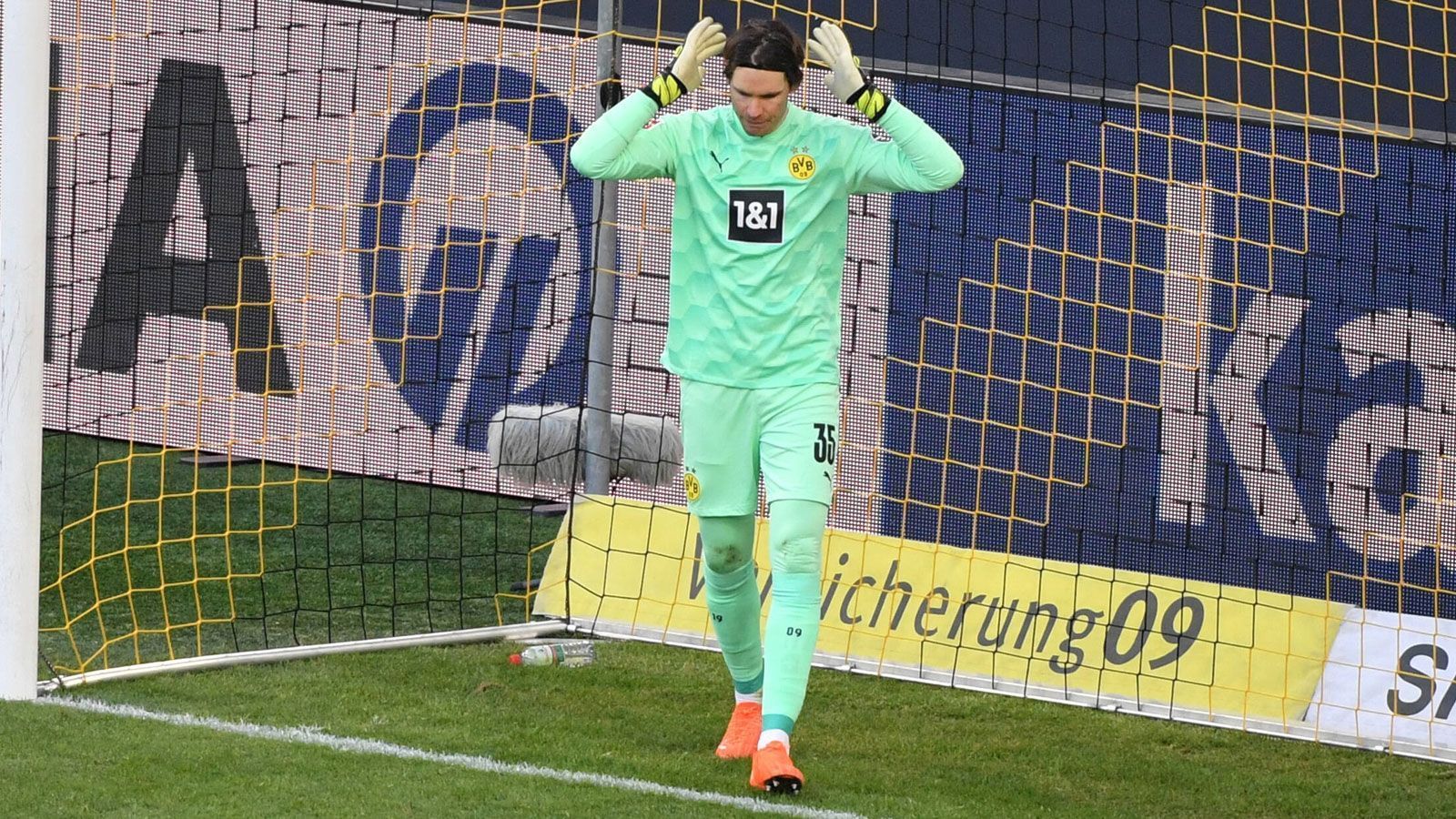 
                <strong>Marwin Hitz</strong><br>
                Wackelt leicht in der ersten Szene, in der er gefordert ist. Beim ersten Hoffenheimer Treffer ist der Schweizer dann aber machtlos. Anders sieht es beim zweiten Treffer aus, als er Torschütze Bebou den Ball an den Kopf faustet. ran-Note: 4
              