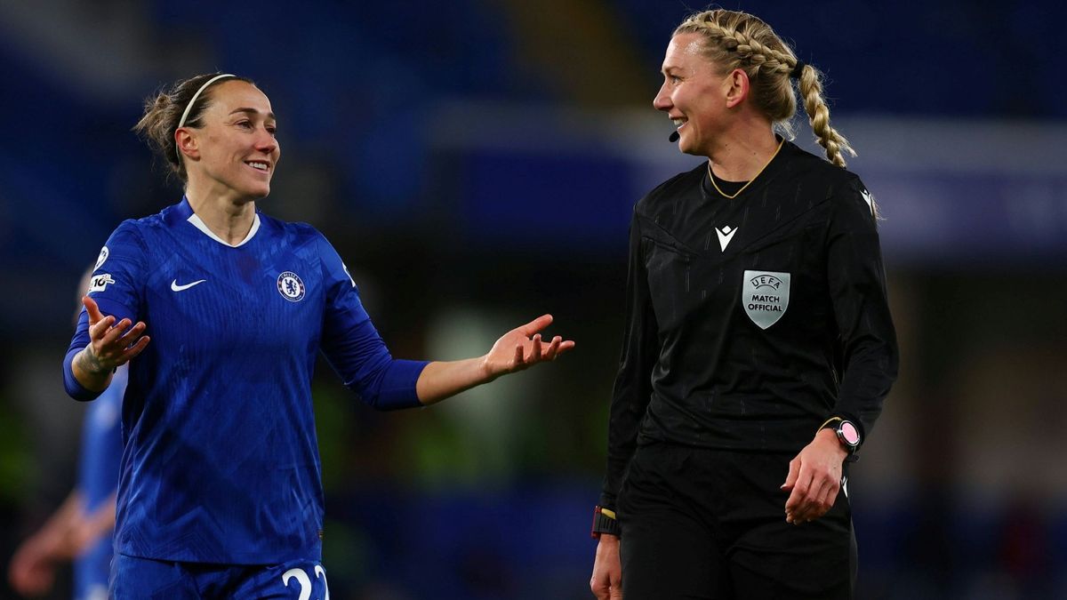 Lucy Bronze im Gespräch mit Schiedsrichterin Olofsson
