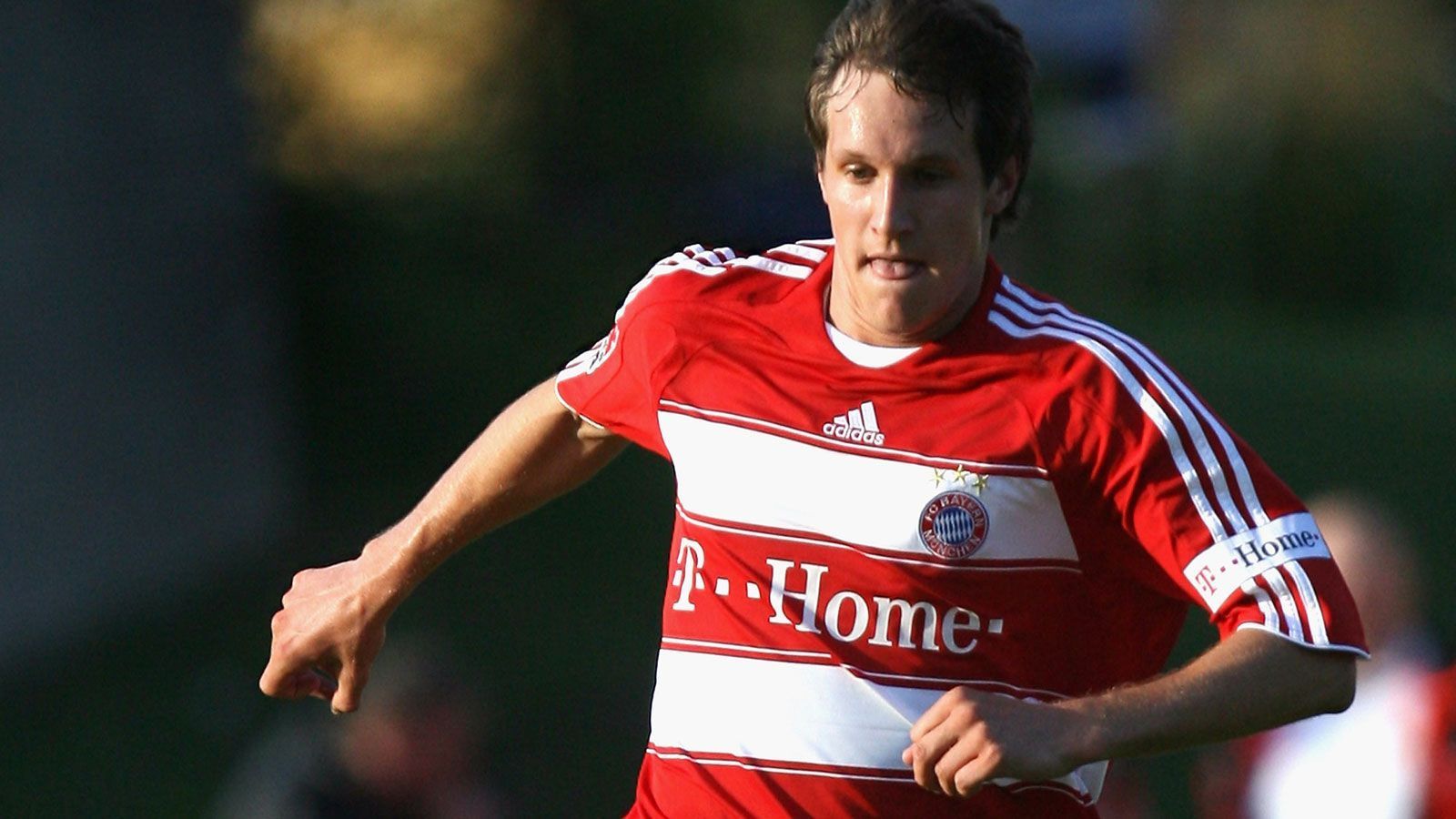 
                <strong>Stephan Fürstner</strong><br>
                Ja, auch Stephan Fürstner spielte für den FC Bayern München. Der defensive Mittelfeldspieler durchlief von 1998 bis 2005 die Jugendmannschaften des Rekordmeisters und wurde noch vor seinem 18. Geburtstag in die zweite Mannschaft hochgezogen. Für die Profis reichte es aber gerade einmal für drei Spielminuten. So unterschrieb er 2009 bei der SpVgg Greuther Fürth, wo er in seiner dritten Saison in die Bundesliga aufstieg. Nach sechs Jahren in Fürth folgten Stationen bei Union Berlin und Eintracht Braunschweig. Aktuell lässt er seine Karriere in der zweiten Mannschaft von Mainz 05 ausklingen.
              