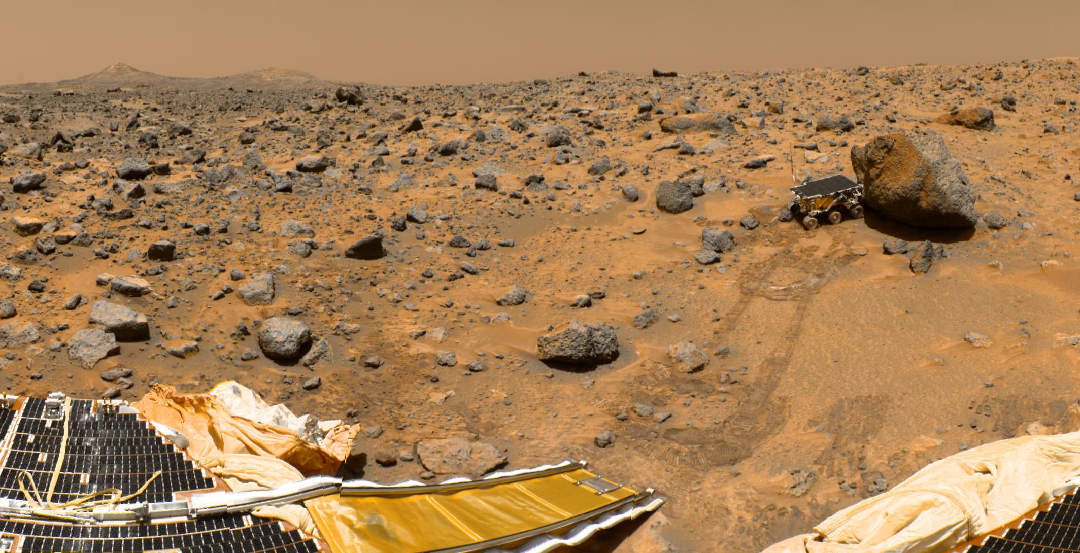 Als erster fahrender Roboter rollt Sojourner 1992 von seiner Lande-Plattform auf die Marsoberfläche.