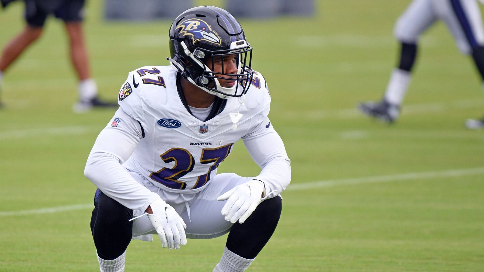 
                <strong>PLATZ 20: J.K. Dobbins - Running Back der Baltimore Ravens</strong><br>
                Dobbins fehlte nicht nur die gesamte Saison 2021 aufgrund einer schweren Knieverletzung, sondern auch sechs Spiele in Folge in der vergangenen Saison (Arthroskopie). Insgesamt verpasste er 27 von 50 möglichen Spielen in seiner Karriere. Vergangene Saison kam er immerhin auf 92 Carries für 520 Yards und 2 Touchdowns, äußerte sich zuletzt aber unzufrieden aufgrund seiner Vertragssituation. Er geht in sein letztes Rookie-Vertragsjahr und verdient "nur" 1,3 Millionen Dollar (24. unter den RBs), obgleich er seit seinem Eintritt in die Liga mit 5,9 Yards/Carry der zweitbeste Running Back der Liga ist. (Wettquote: +4000, für 100 Dollar Einsatz gäbe es 4.000 Dollar Gewinn. Quelle: sportsbettingdime.com)
              