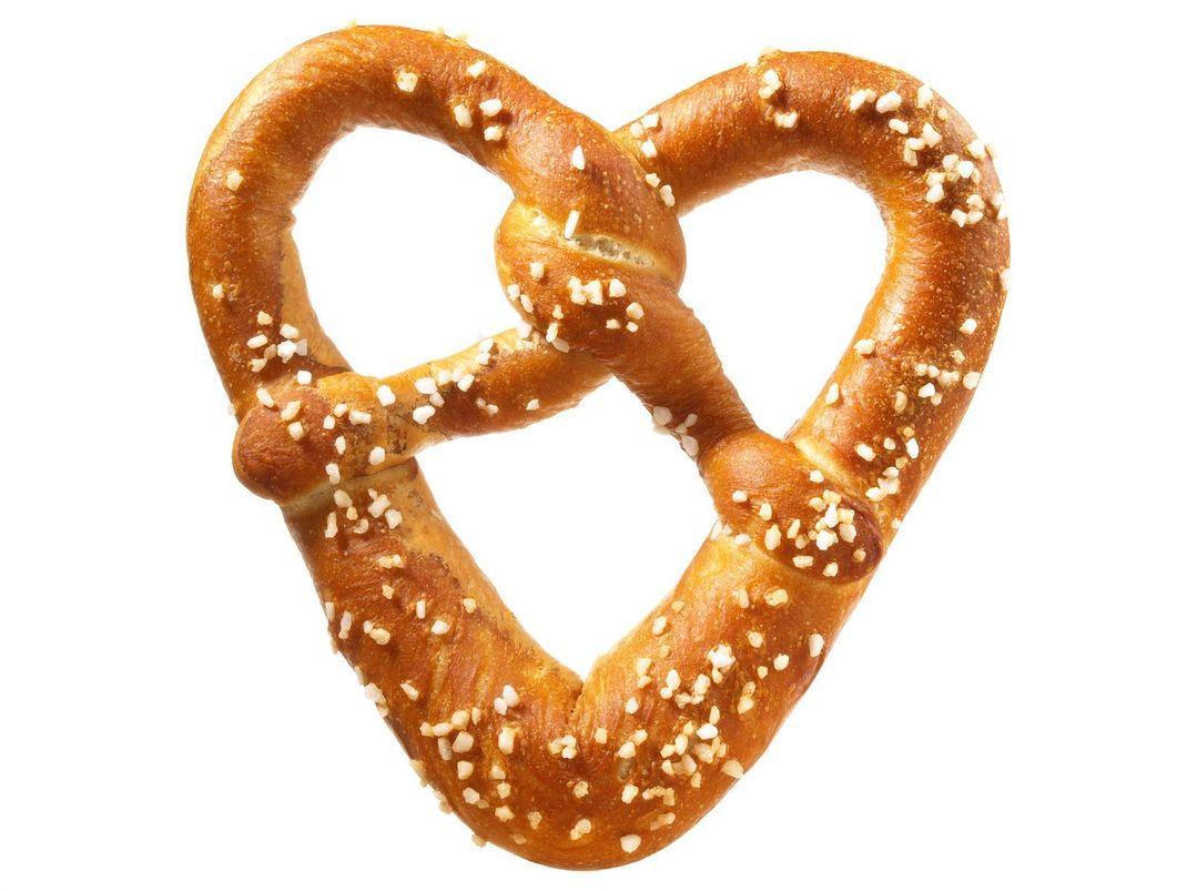 Es kann zum Valentinstag als Deko dienen: eine Brezel in Herzform.