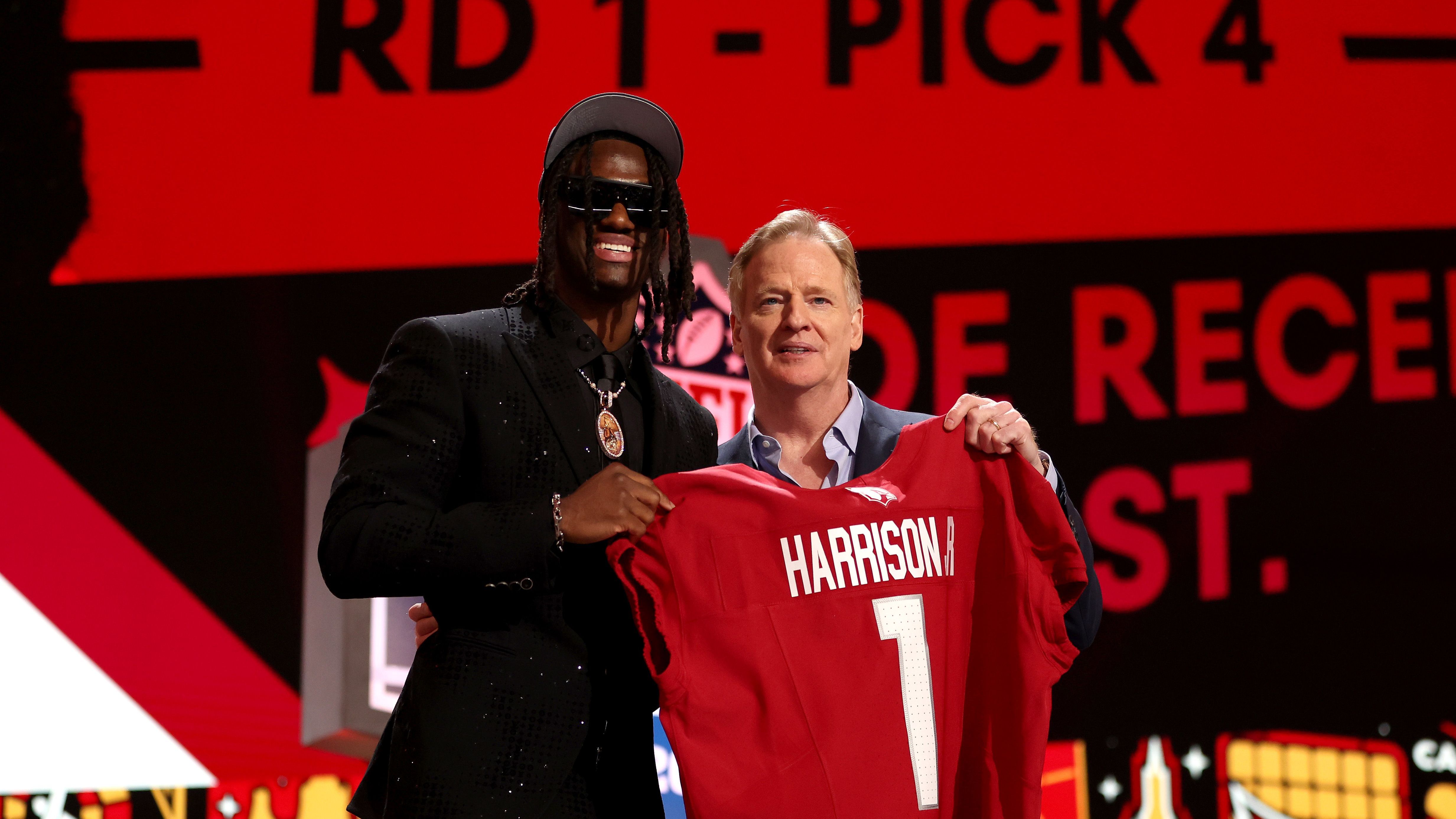 <strong>Cardinals: Offseason</strong><br>Marvin Harrison Jr. gilt als eines der besten Receiver-Talente der vergangenen Jahre und ist die wichtigste Ergänzung. Die D-Line wurde mit den Free Agents Bilal Nichols und Justin Jones sowie Darius Robinson (27. Pick) reichlich adressiert, auch die O-Line bekam mit Jonah Williams Verstärkung. Mit Sean Murphy-Bunting kam Erfahrung auf Corner, Marquise Brown verabschiedete sich.