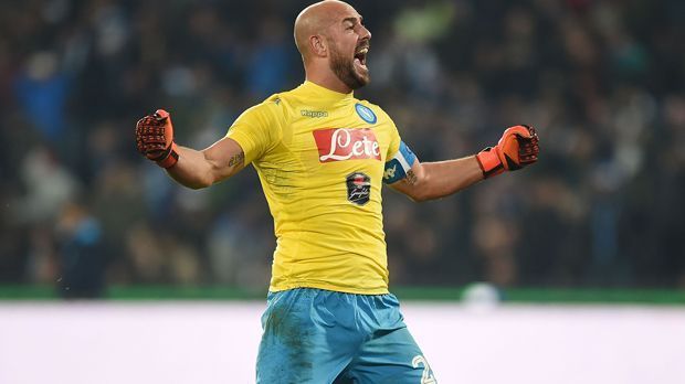 
                <strong>Pepe Reina</strong><br>
                Pepe Reina: Mit 32 Jahren wagte Pepe Reina das Abenteuer FC Bayern München, obwohl er als klare Nummer zwei hinter Manuel Neuer verpflichtet wurde. In der Saison 2014/2015 kam der Spanier auf insgesamt drei Einsätze, in denen er in jedem Spiel seinen Kasten sauber hielt, aber auch eine Rote Karte kassierte. Nach der Saison fand er mit dem SSC Neapel einen neuen Arbeitgeber, bei dem er jetzt wieder als Stammtorhüter gesetzt ist. 
              