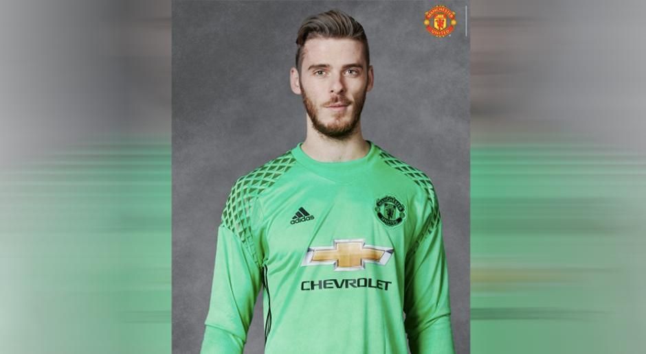 
                <strong>Manchester United Torwarttrikot</strong><br>
                Auch Keeper David De Gea posiert mit dem neuen Shirt - dem Torwart-Trikot in leuchtendem Grün. Nachdem der Spanier immer wieder mit Real Madrid in Verbindung gebracht wurde, scheint ein Wechsel mittlerweile vom Tisch.
              