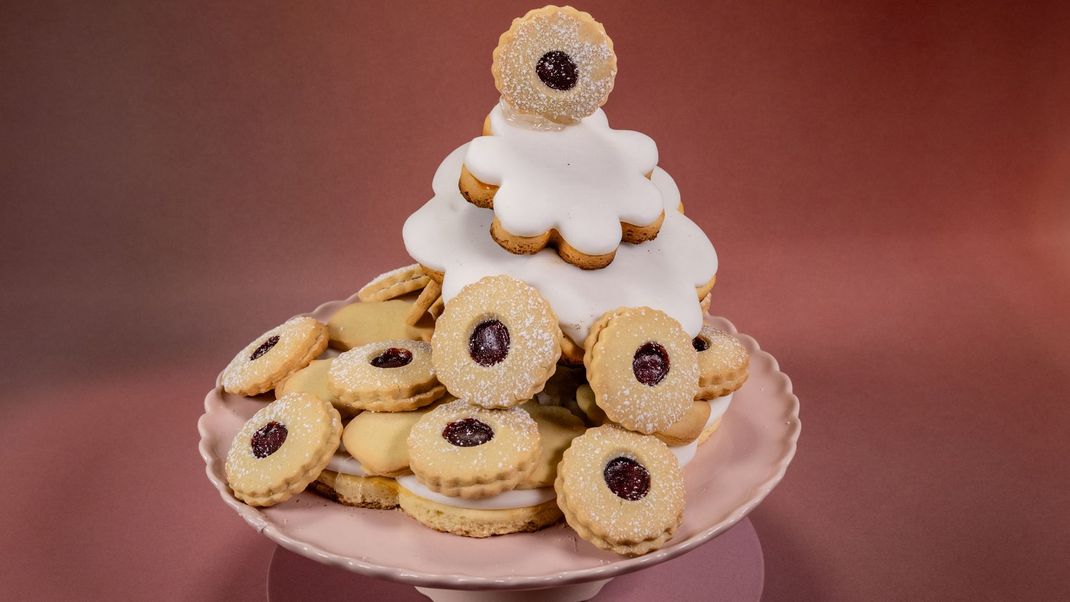 Butter-Mürbteig-Etagere mit Vanille-Mürbteig-Keksen mit Himbeerkonfitüre, Aprikotur
und Royal Icing