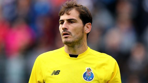 
                <strong>Iker Casillas auf der Überholspur</strong><br>
                Mit dem FC Porto trifft Iker Casillas auf seinen alten Trainer bei Real Madrid: Jose Mourinho. Doch der Keeper hat noch ein ganz anderes Ziel vor Augen: Mit 150 Champions-League-Spielen für Real plus ein weiteres für den FC Porto liegt Casillas mit 151 mit Ex-Barca-Star Xavi gleichauf - gegen den FC Chelsea könnte er alleiniger Rekordhalter werden.
              