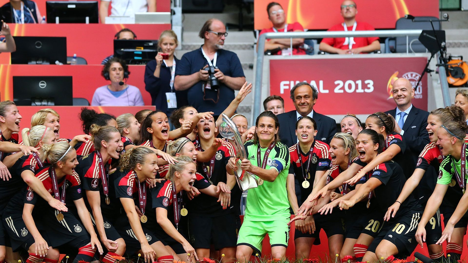 
                <strong>Dieses Frauen-Team gewann zuletzt die EM</strong><br>
                Vor neun Jahren gewinnen die DFB-Frauen letztmals die EM. Es ist der sechste Titel in Serie für den DFB, der achte insgesamt. ran blickt zurück auf die Nationalspielerinnen, die letztmals triumphierten.
              