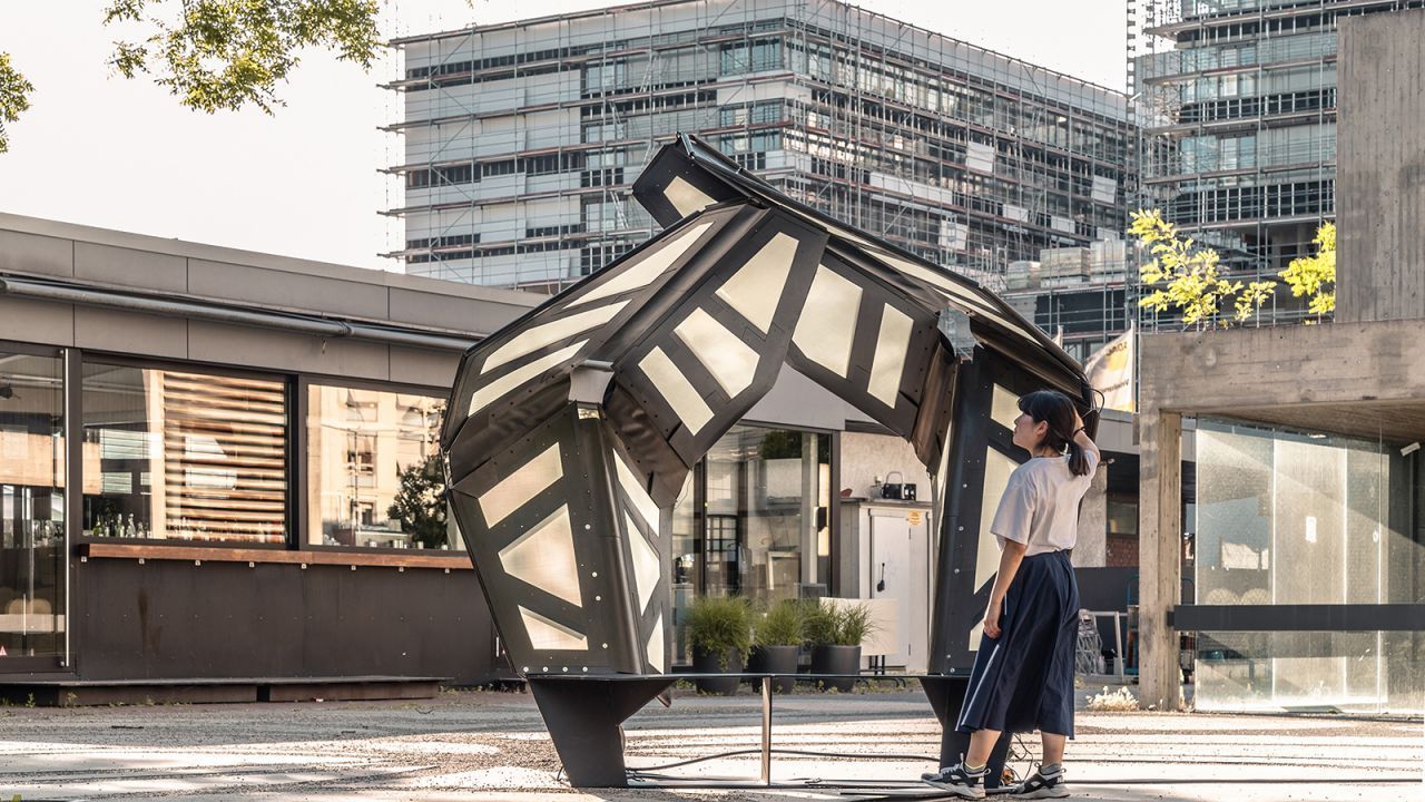 Der Forschungspavillon der Universität Stuttgart hat einen Marienkäfer zum Vorbild, der mit den Flügeln schlägt.