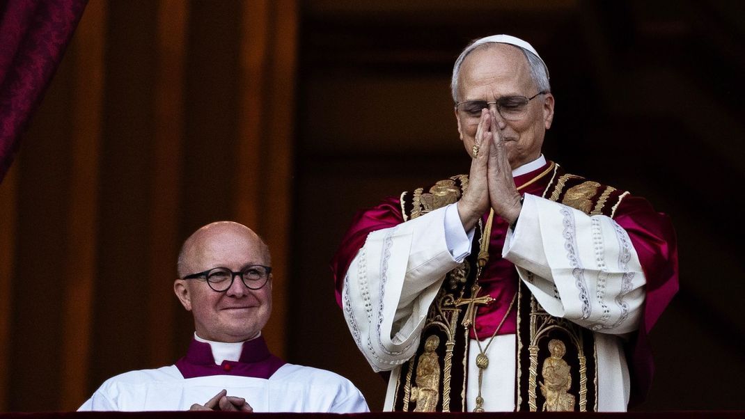 Der frisch gewählte Pontifex Leo XIV. (rechts) wird seine erste Messe feiern.