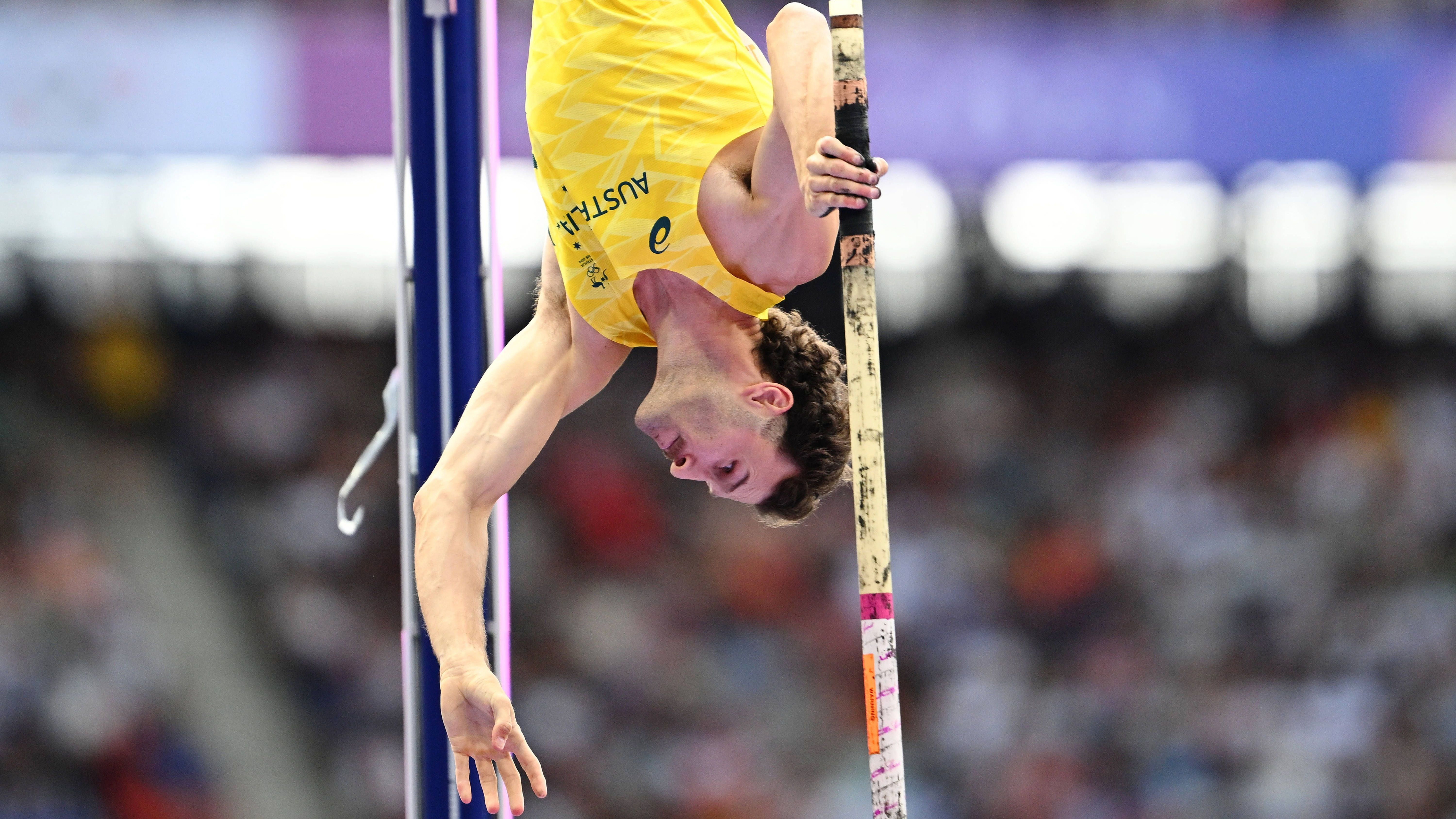 <strong>Olympia 2024: Die besten Bilder des achten Tages</strong><br>Akrobatik pur! Australiens Stabhochspringer Kurtis Marschall hängt senkrecht in der Luft.