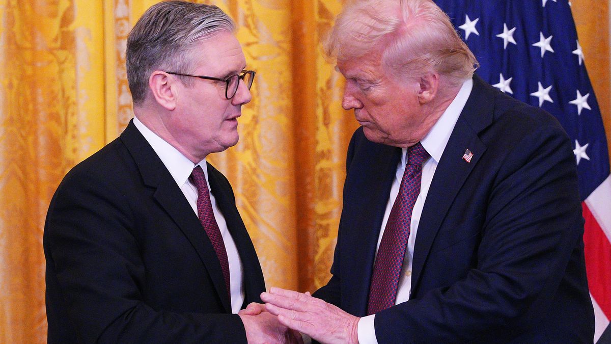 27. Februar 2025, USA, Washington, D.C: US-Präsident Donald Trump und der britische Premierminister Keir Starmer nach ihrem Treffen im Oval Office