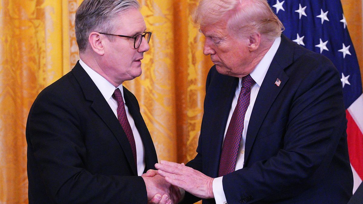 27. Februar 2025, USA, Washington, D.C: US-Präsident Donald Trump und der britische Premierminister Keir Starmer nach ihrem Treffen im Oval Office