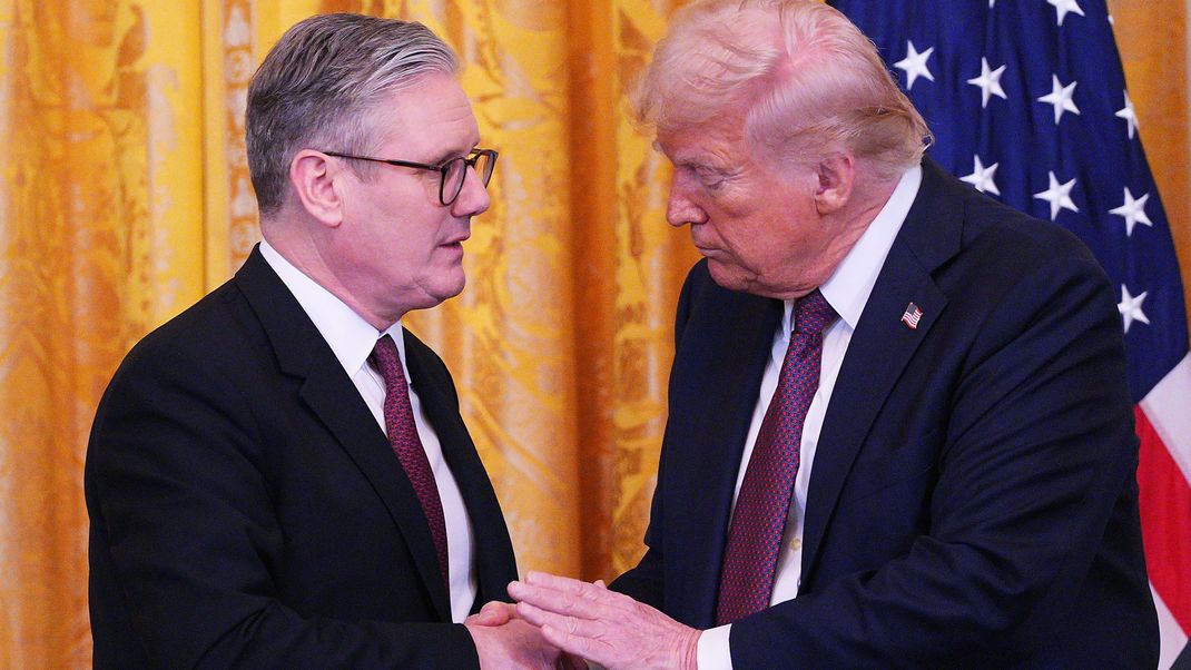 27. Februar 2025, USA, Washington, D.C: US-Präsident Donald Trump und der britische Premierminister Keir Starmer nach ihrem Treffen im Oval Office bei einer gemeinsamen Pressekonferenz im East Room des Weißen Hauses
