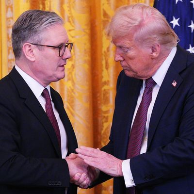 27. Februar 2025, USA, Washington, D.C: US-Präsident Donald Trump und der britische Premierminister Keir Starmer nach ihrem Treffen im Oval Office